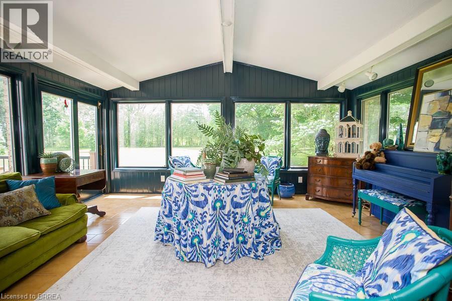 92 Highland Drive, Brantford, ON - Indoor Photo Showing Living Room