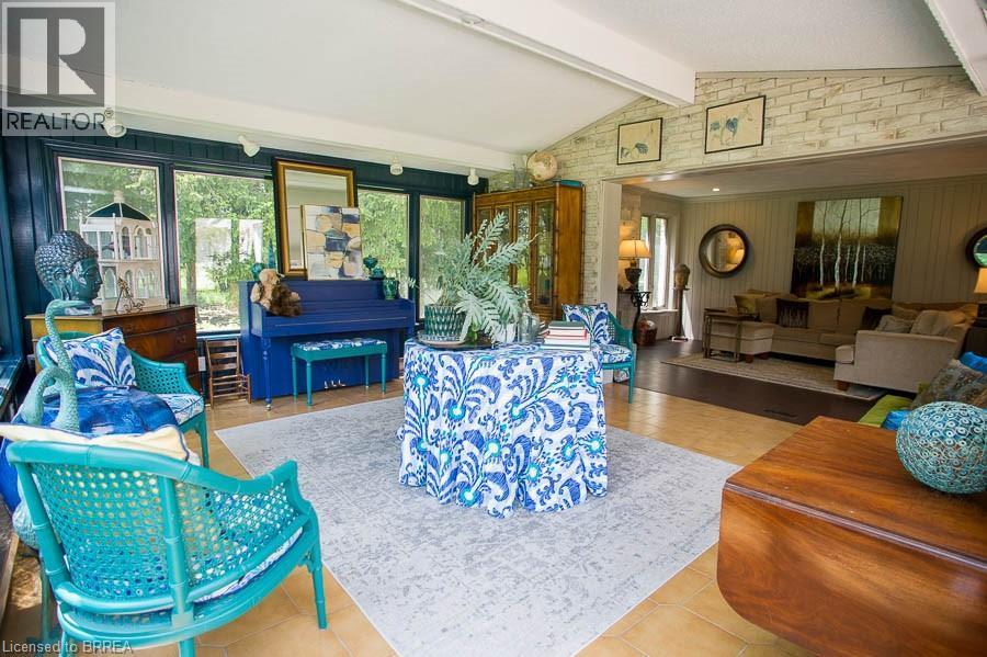 92 Highland Drive, Brantford, ON - Indoor Photo Showing Living Room