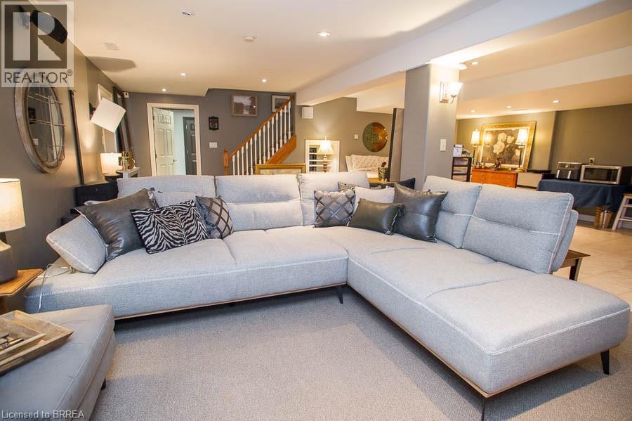 92 Highland Drive, Brantford, ON - Indoor Photo Showing Living Room