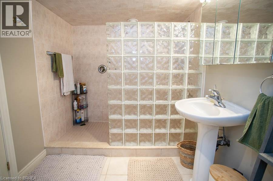 92 Highland Drive, Brantford, ON - Indoor Photo Showing Bathroom