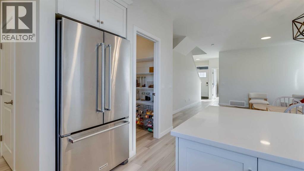 18 Amblehurst Path Nw, Calgary, AB - Indoor Photo Showing Kitchen
