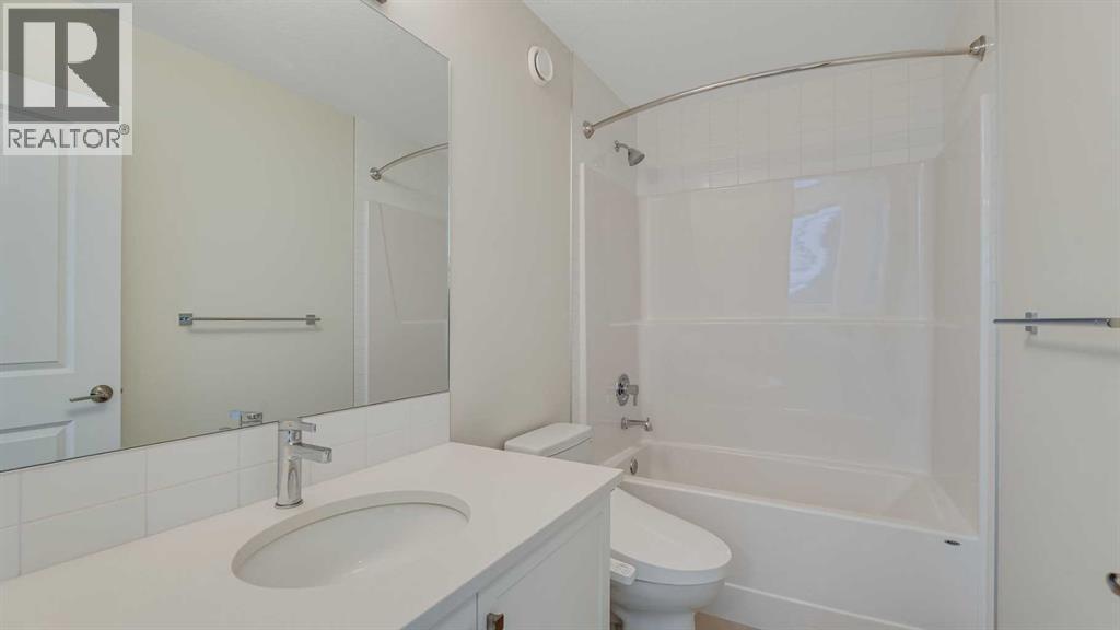 18 Amblehurst Path Nw, Calgary, AB - Indoor Photo Showing Bathroom