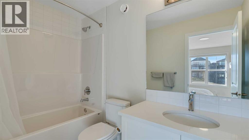 18 Amblehurst Path Nw, Calgary, AB - Indoor Photo Showing Bathroom