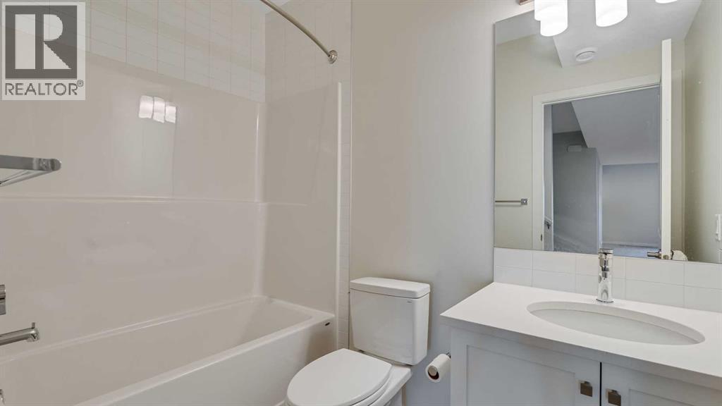 18 Amblehurst Path Nw, Calgary, AB - Indoor Photo Showing Bathroom