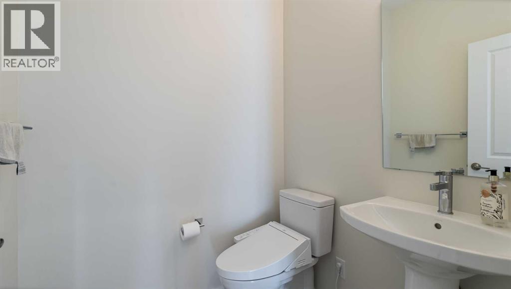 18 Amblehurst Path Nw, Calgary, AB - Indoor Photo Showing Bathroom