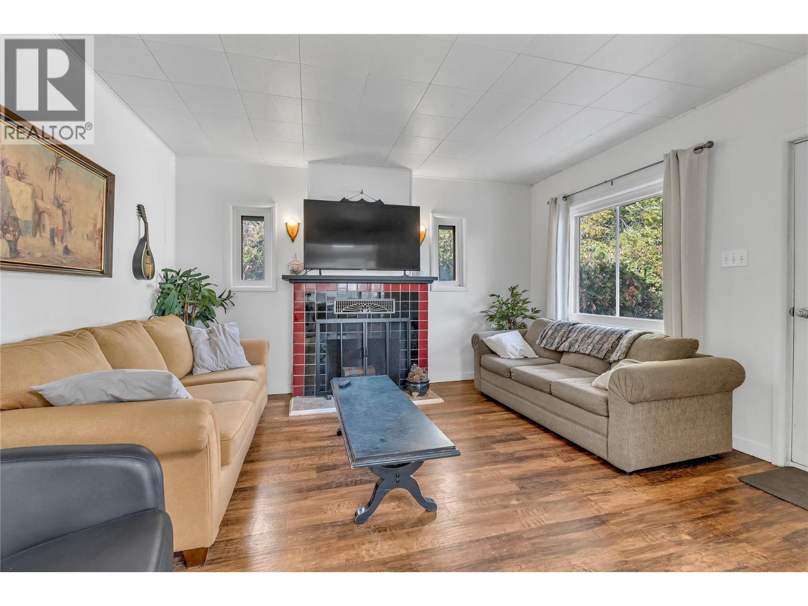 796 Chase Avenue, Penticton, BC - Indoor Photo Showing Living Room With Fireplace