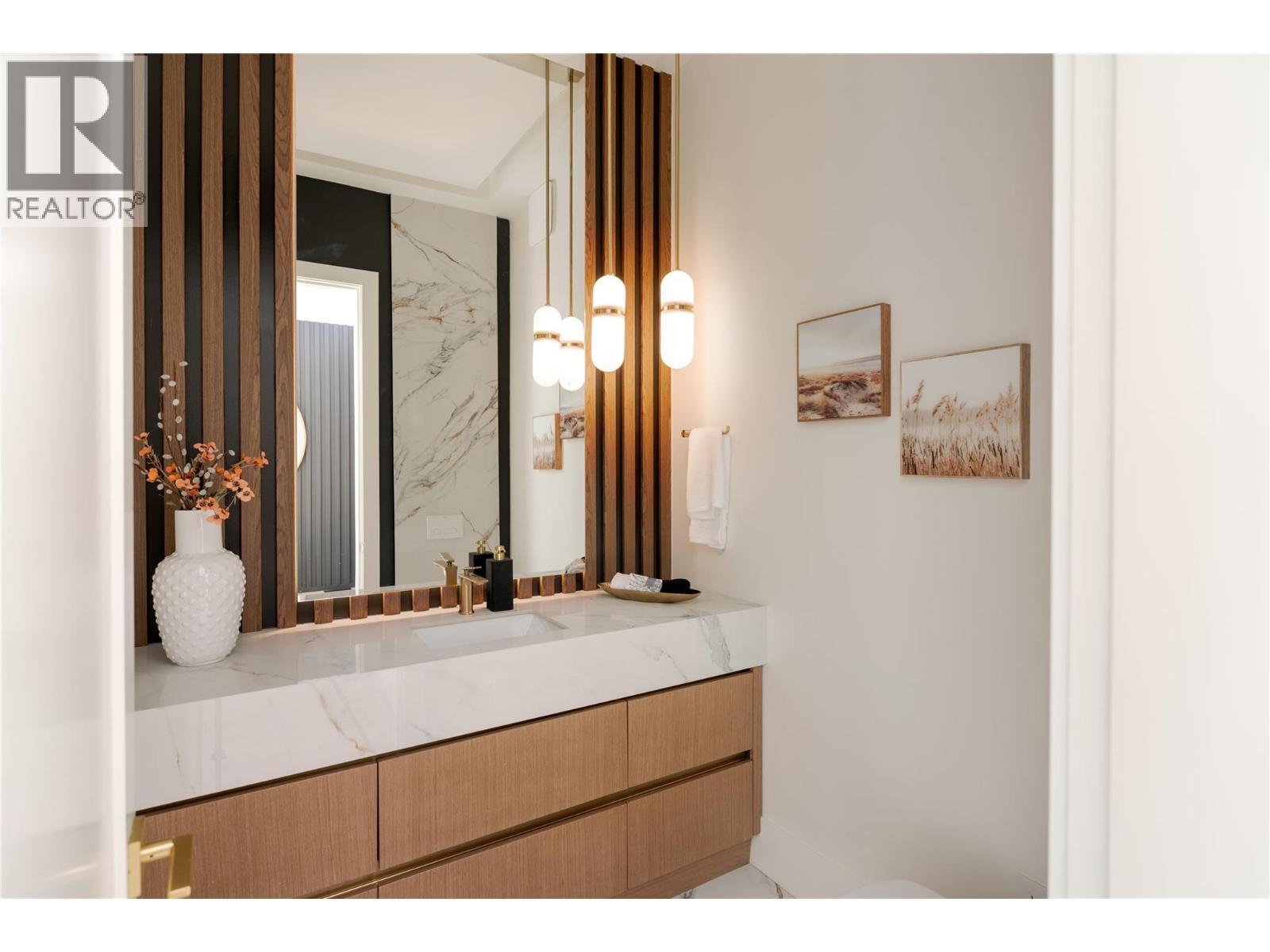 1016 Emslie Street, Kelowna, BC - Indoor