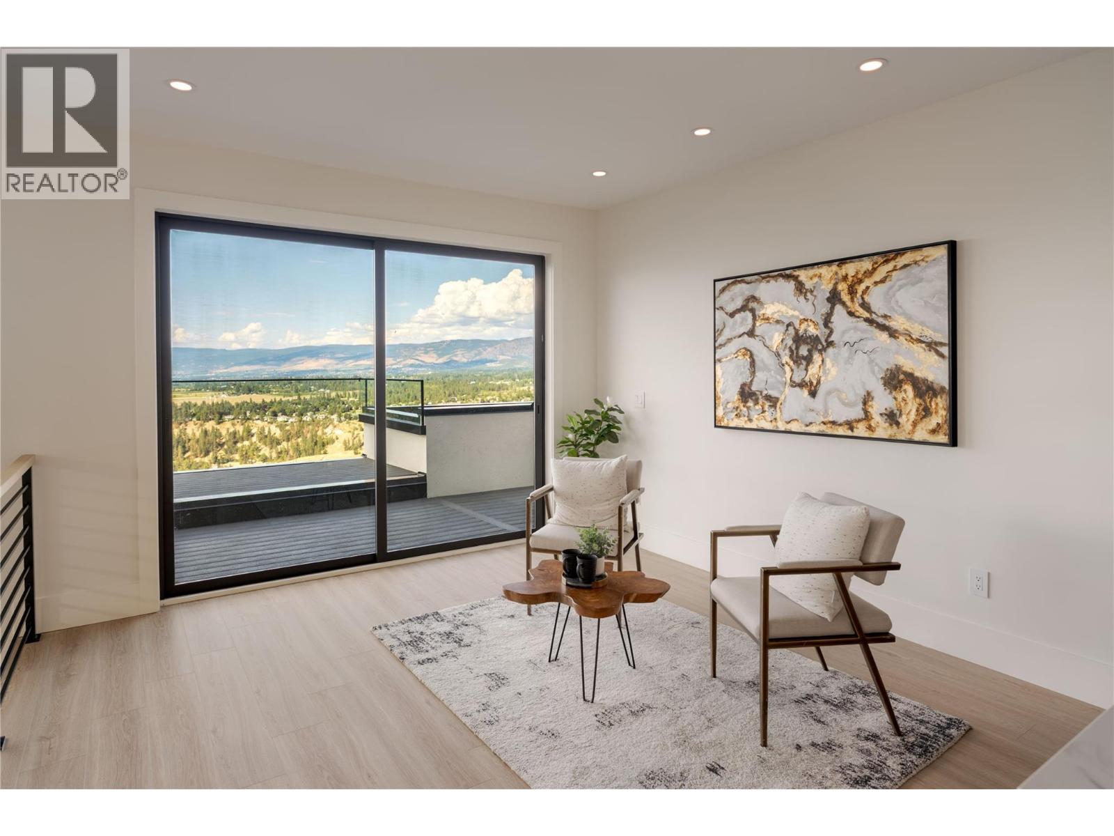 1016 Emslie Street, Kelowna, BC - Indoor