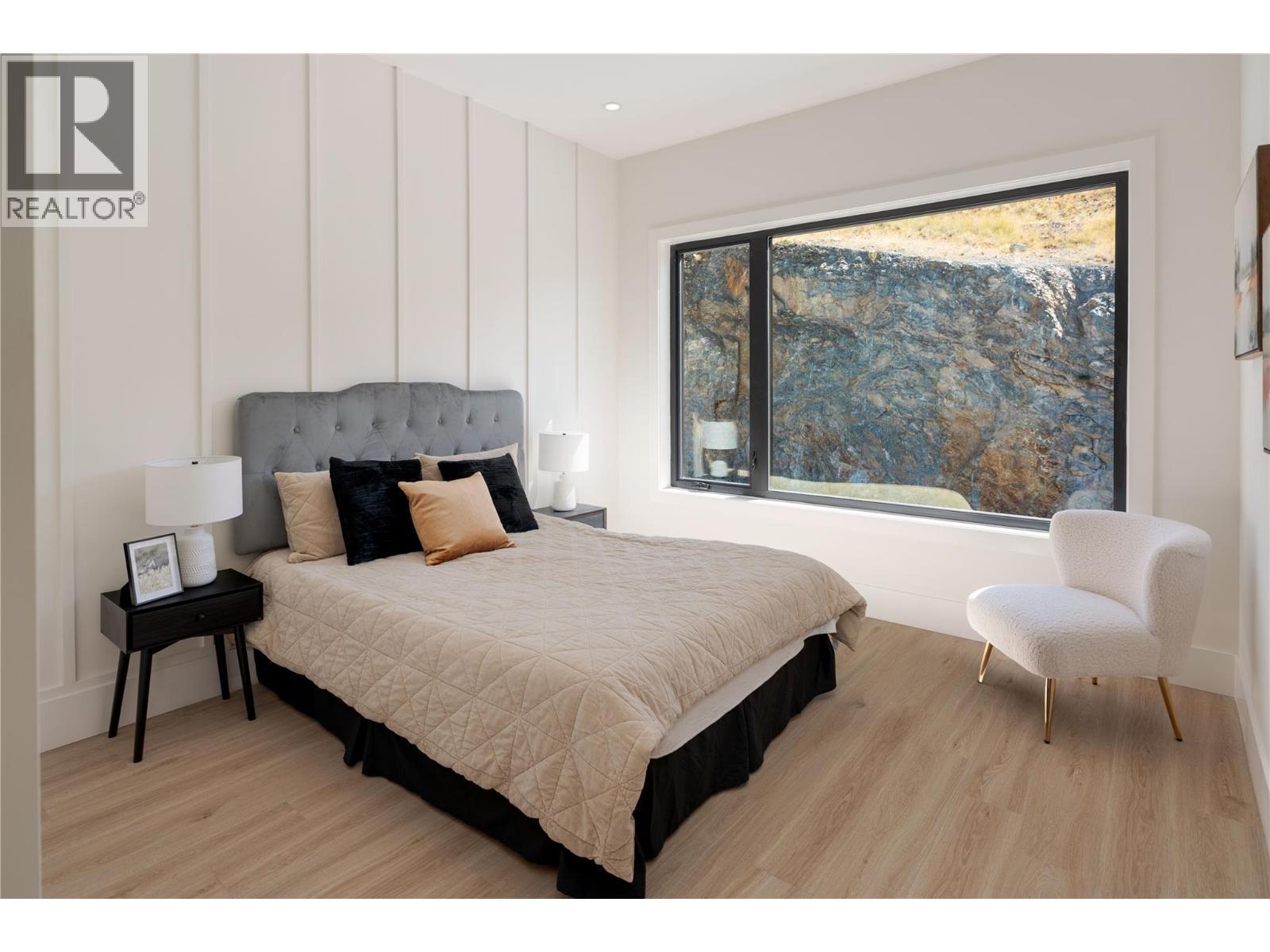 1016 Emslie Street, Kelowna, BC - Indoor Photo Showing Bedroom