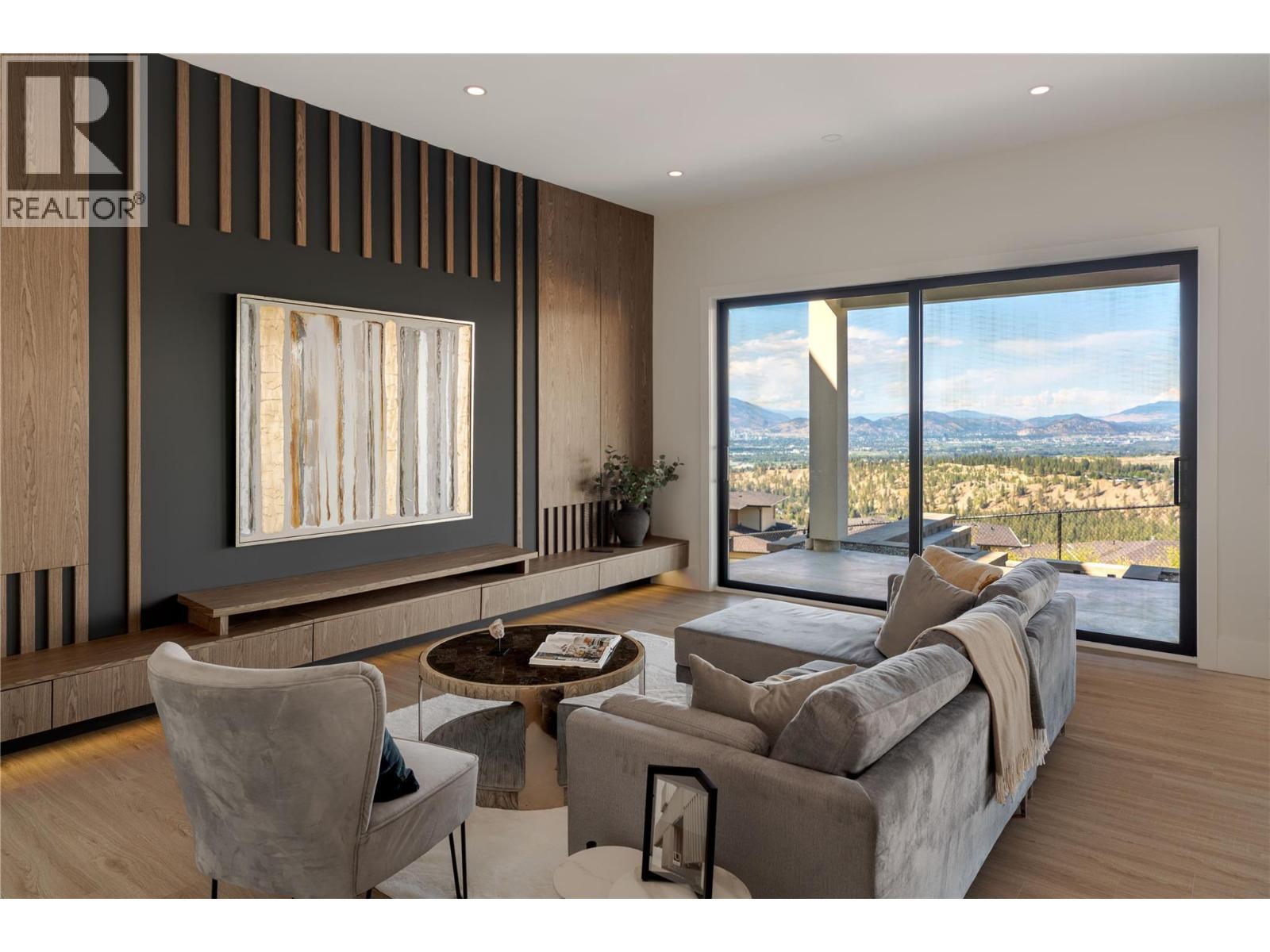 1016 Emslie Street, Kelowna, BC - Indoor Photo Showing Living Room