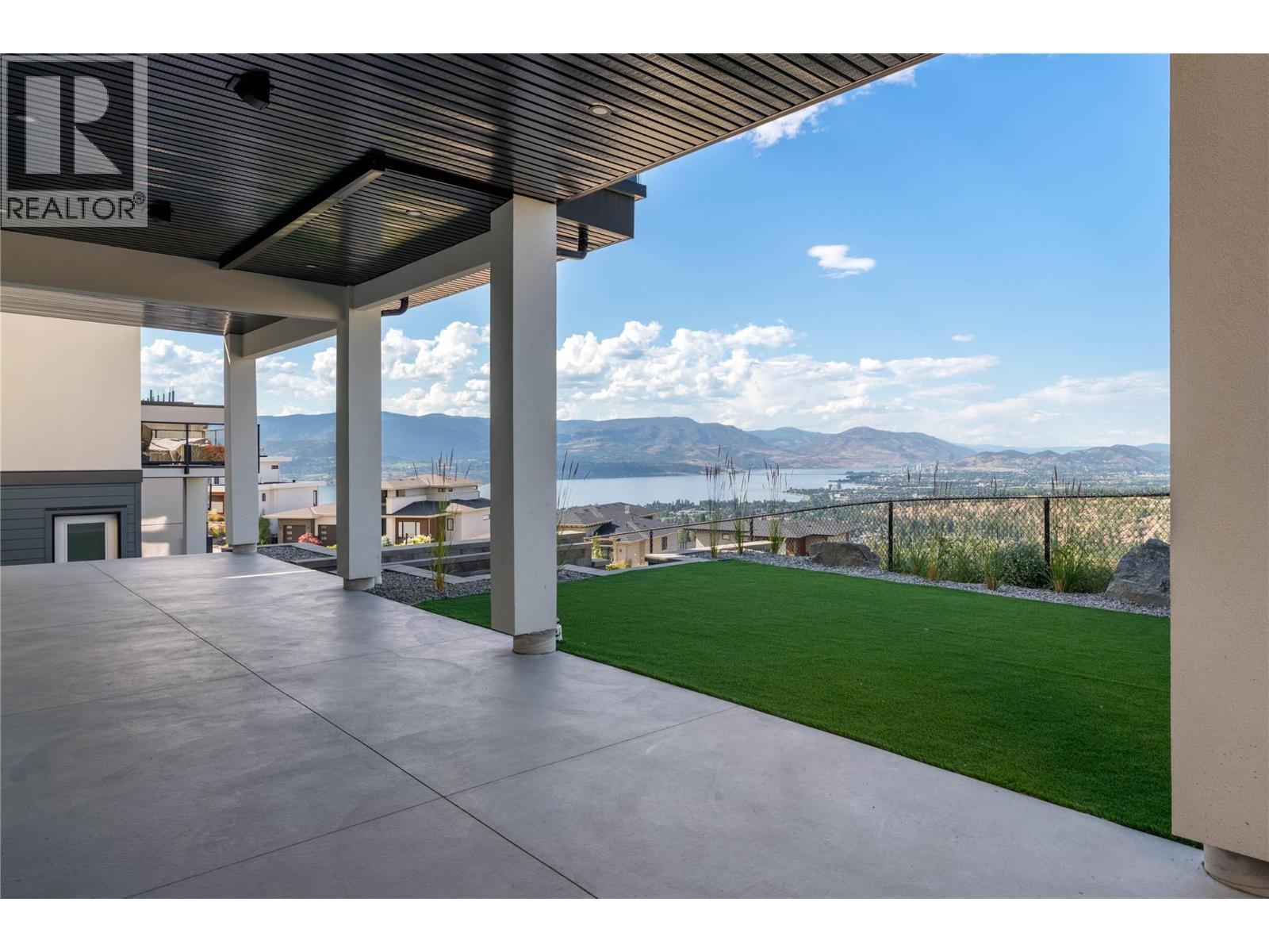 1016 Emslie Street, Kelowna, BC - With Fireplace