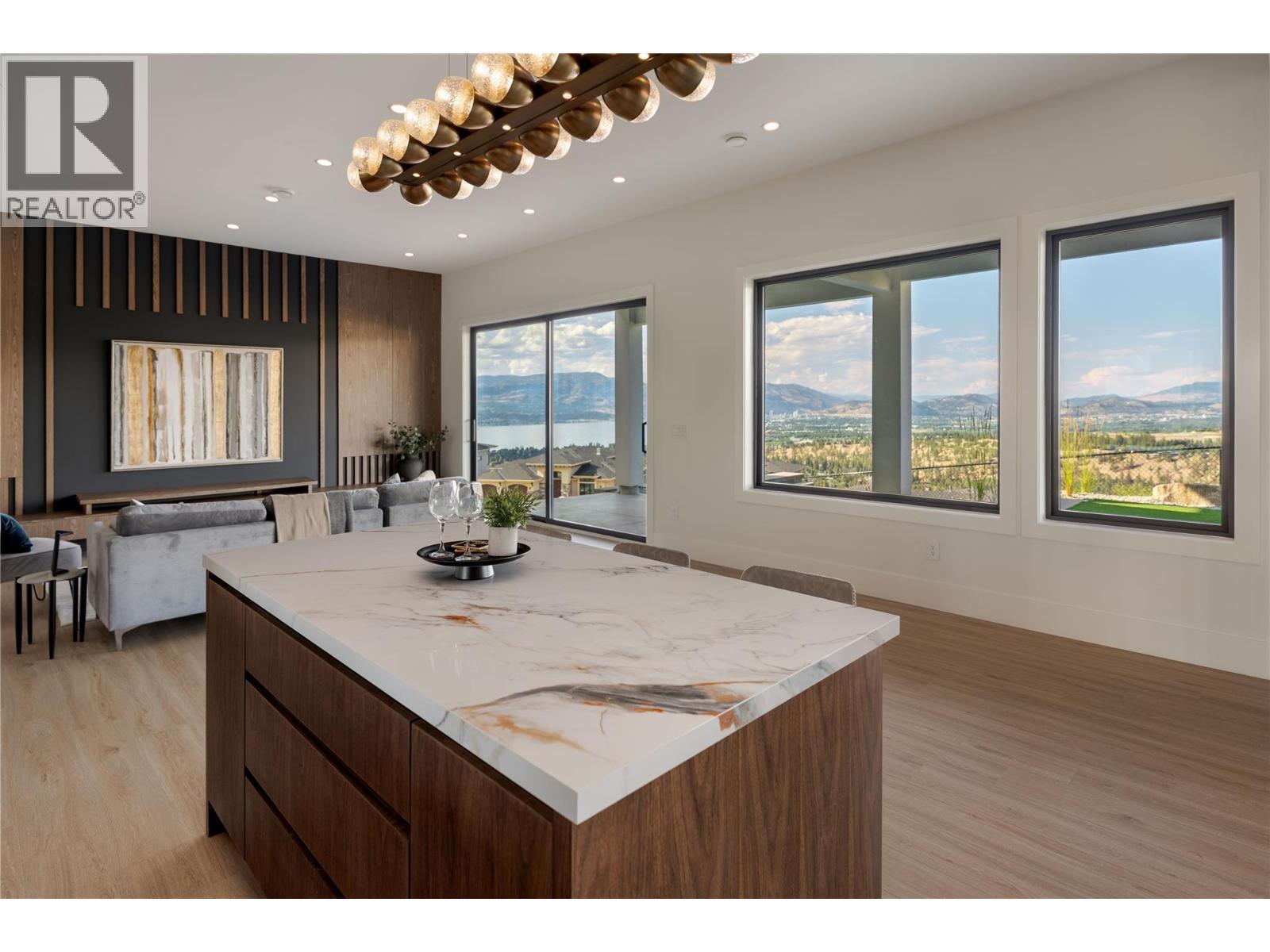 1016 Emslie Street, Kelowna, BC - Indoor