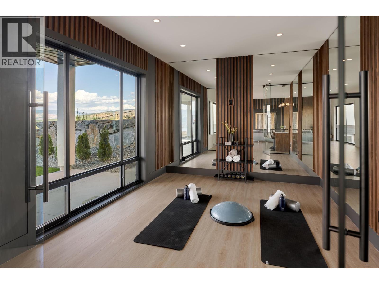 1016 Emslie Street, Kelowna, BC - Indoor Photo Showing Other Room