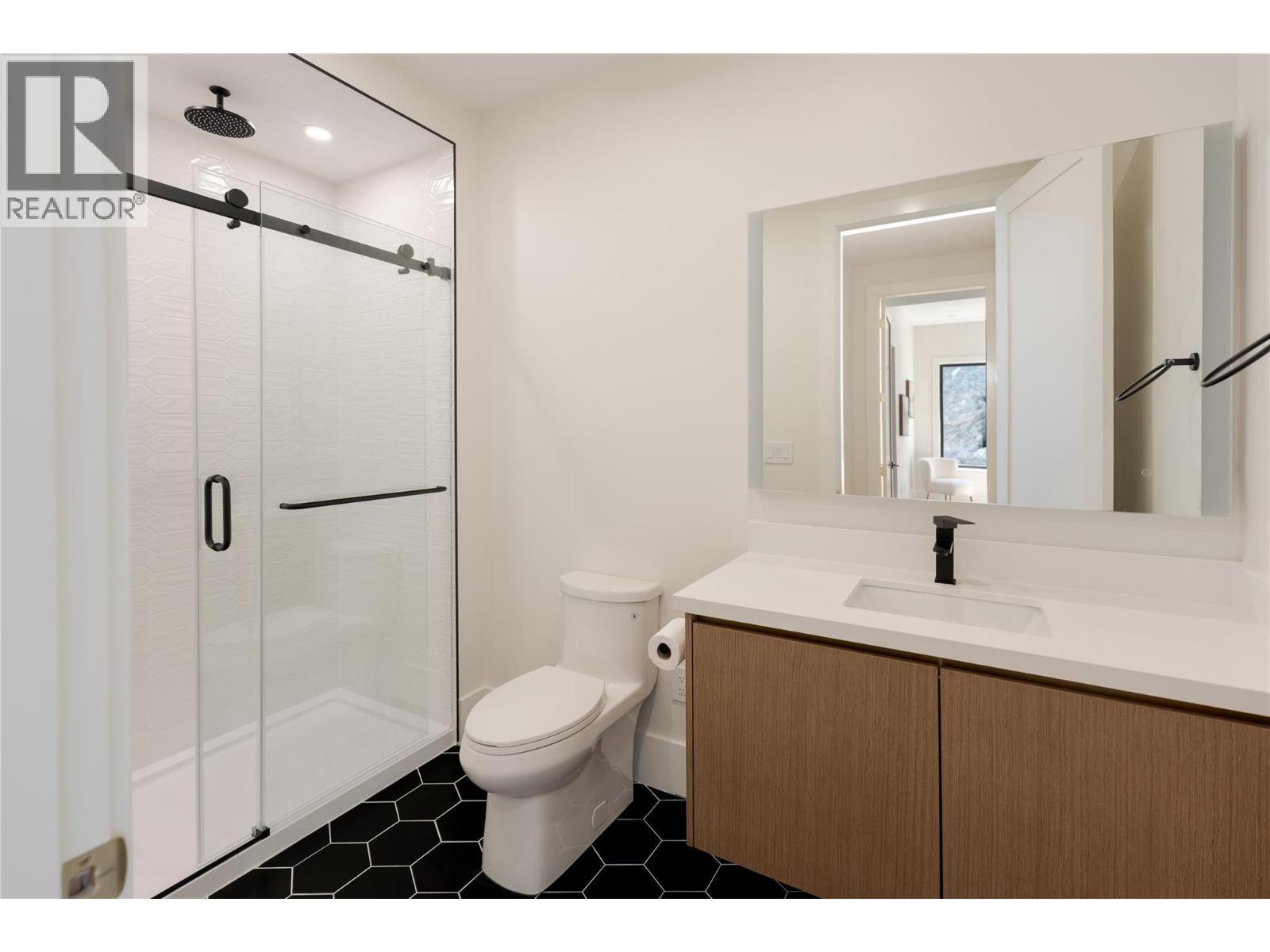1016 Emslie Street, Kelowna, BC - Indoor Photo Showing Bathroom