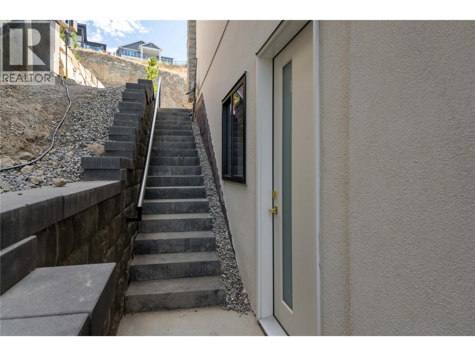 1016 Emslie Street, Kelowna, BC - Outdoor