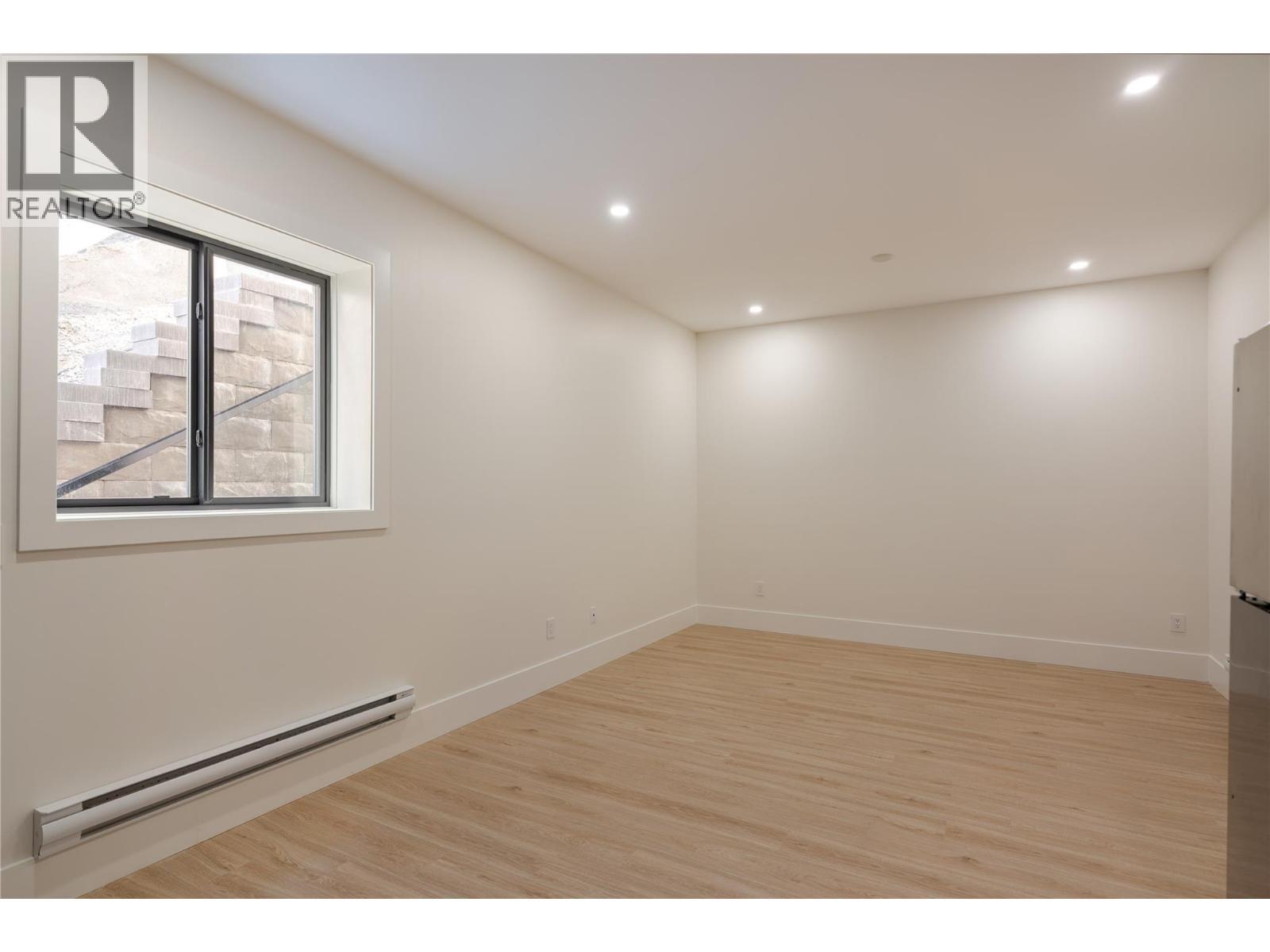 1016 Emslie Street, Kelowna, BC - Indoor Photo Showing Other Room