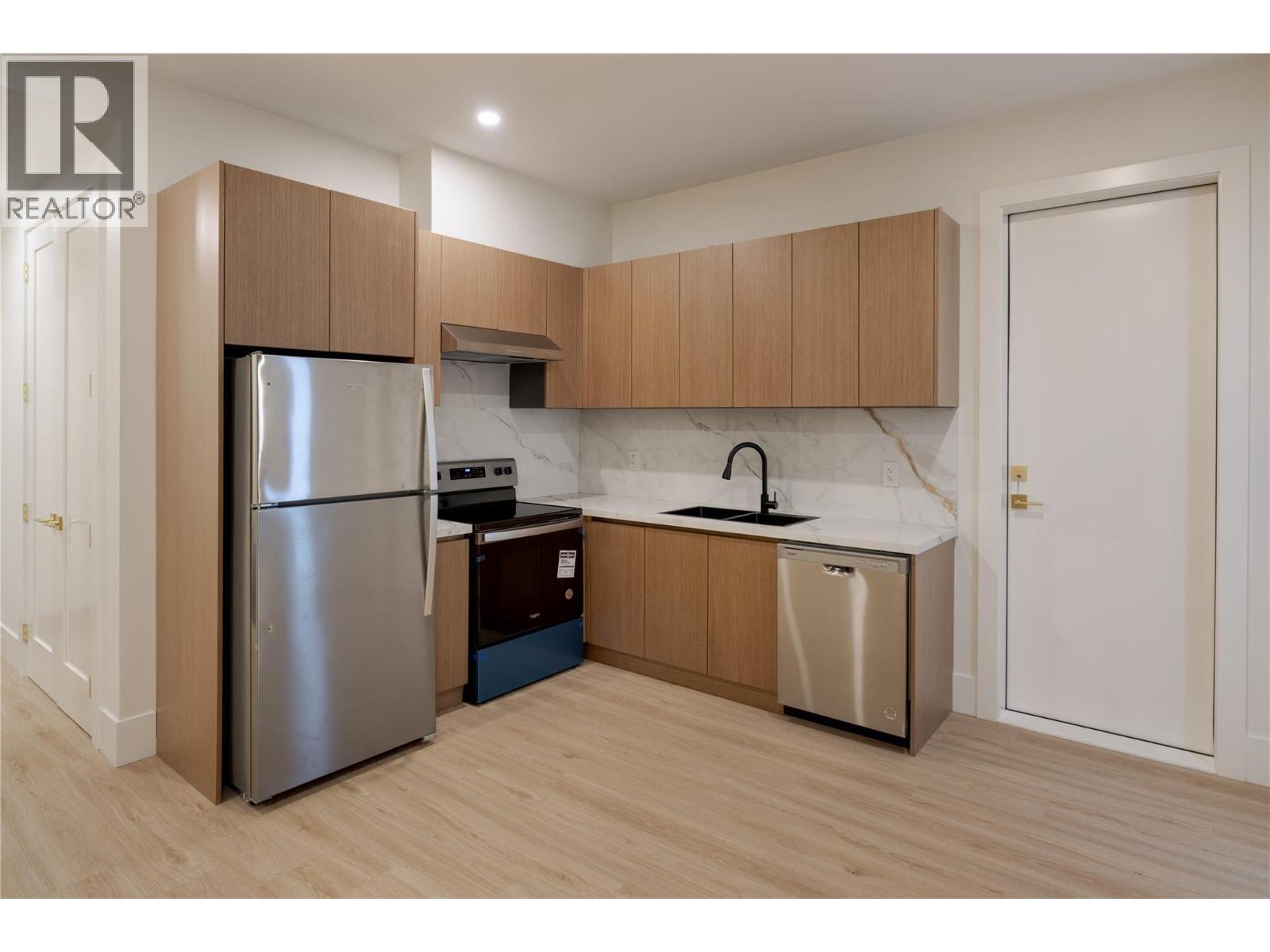 1016 Emslie Street, Kelowna, BC - Indoor Photo Showing Kitchen