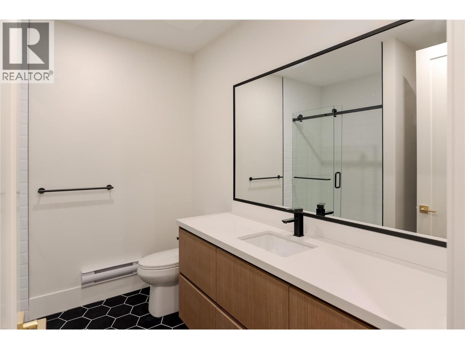 1016 Emslie Street, Kelowna, BC - Indoor Photo Showing Bathroom
