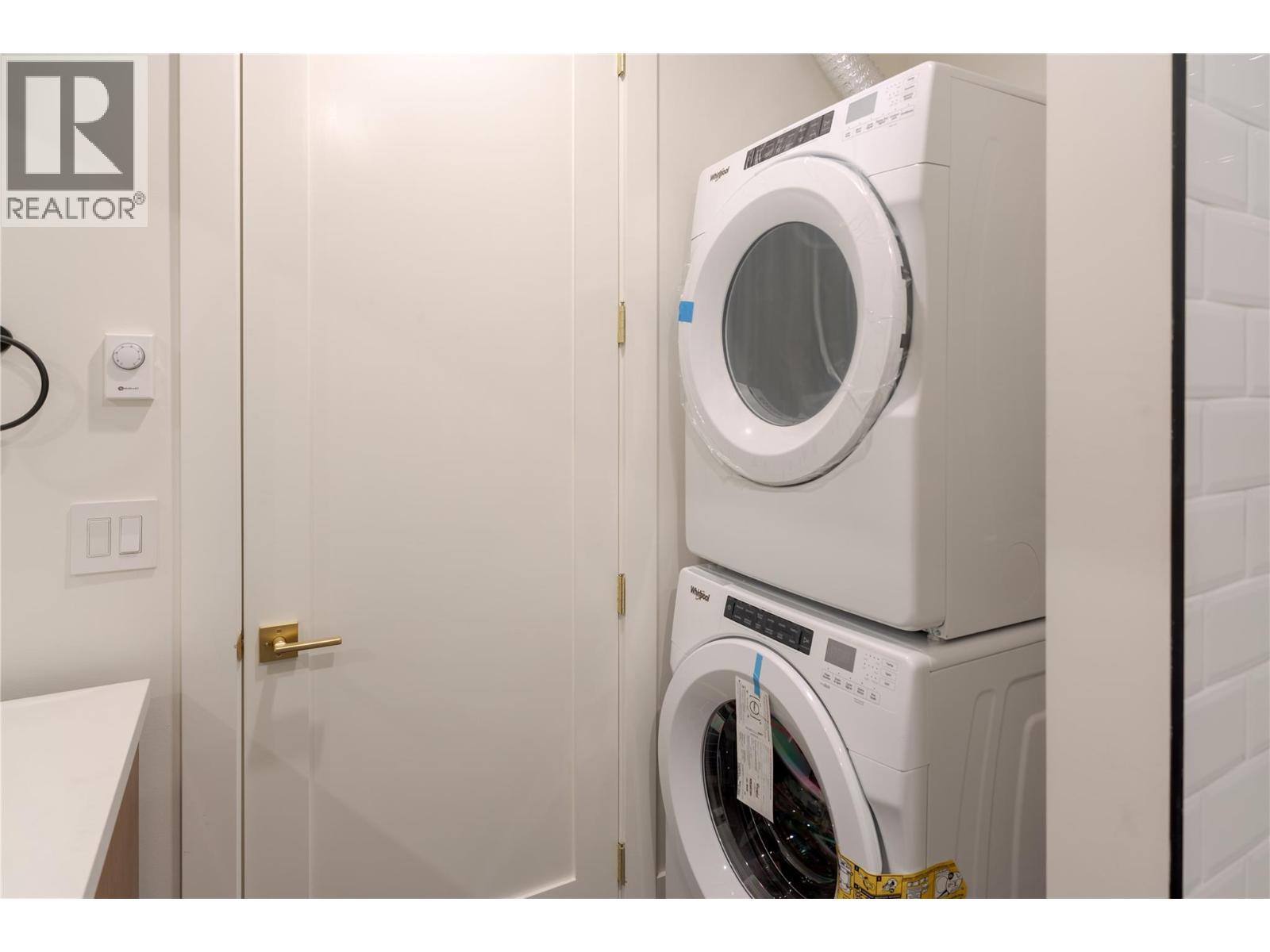 1016 Emslie Street, Kelowna, BC - Indoor Photo Showing Laundry Room