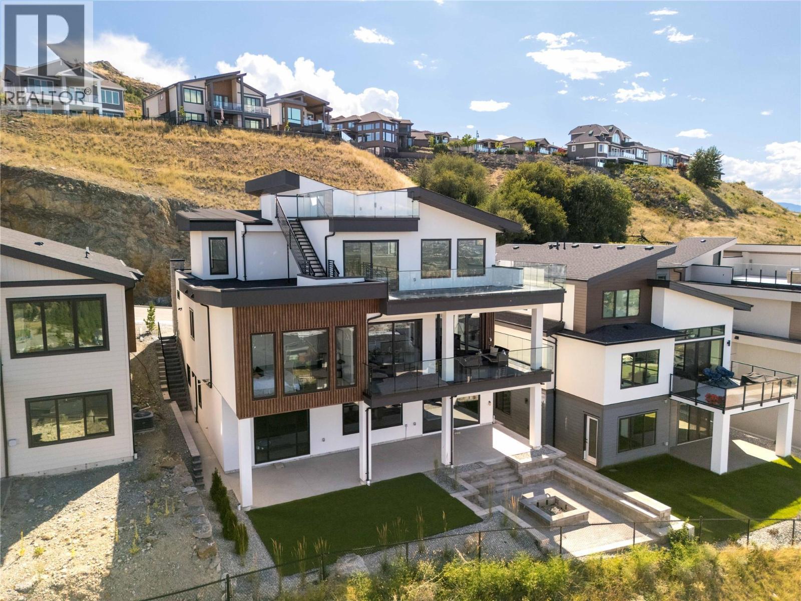 1016 Emslie Street, Kelowna, BC - Outdoor