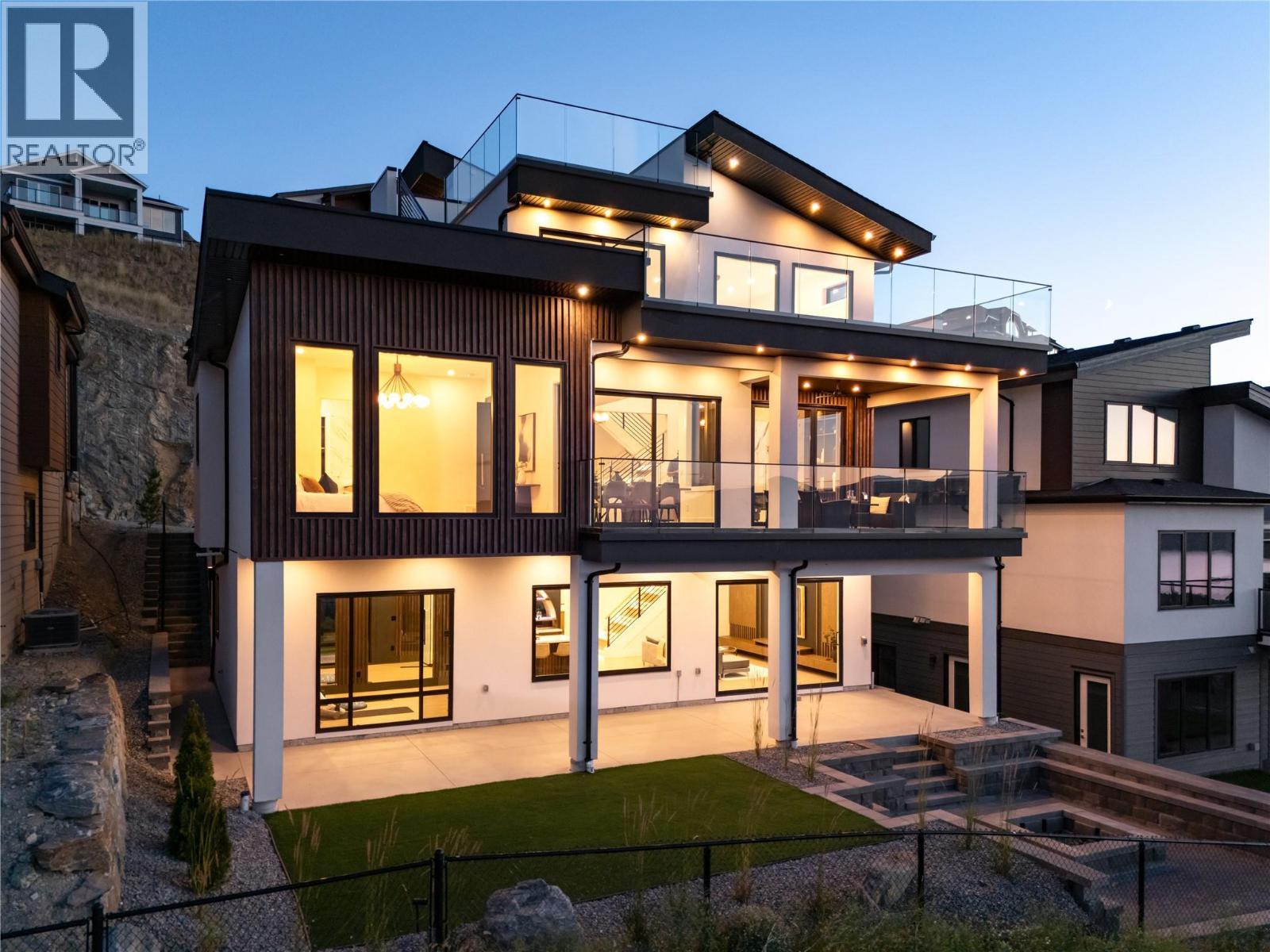 1016 Emslie Street, Kelowna, BC - Outdoor