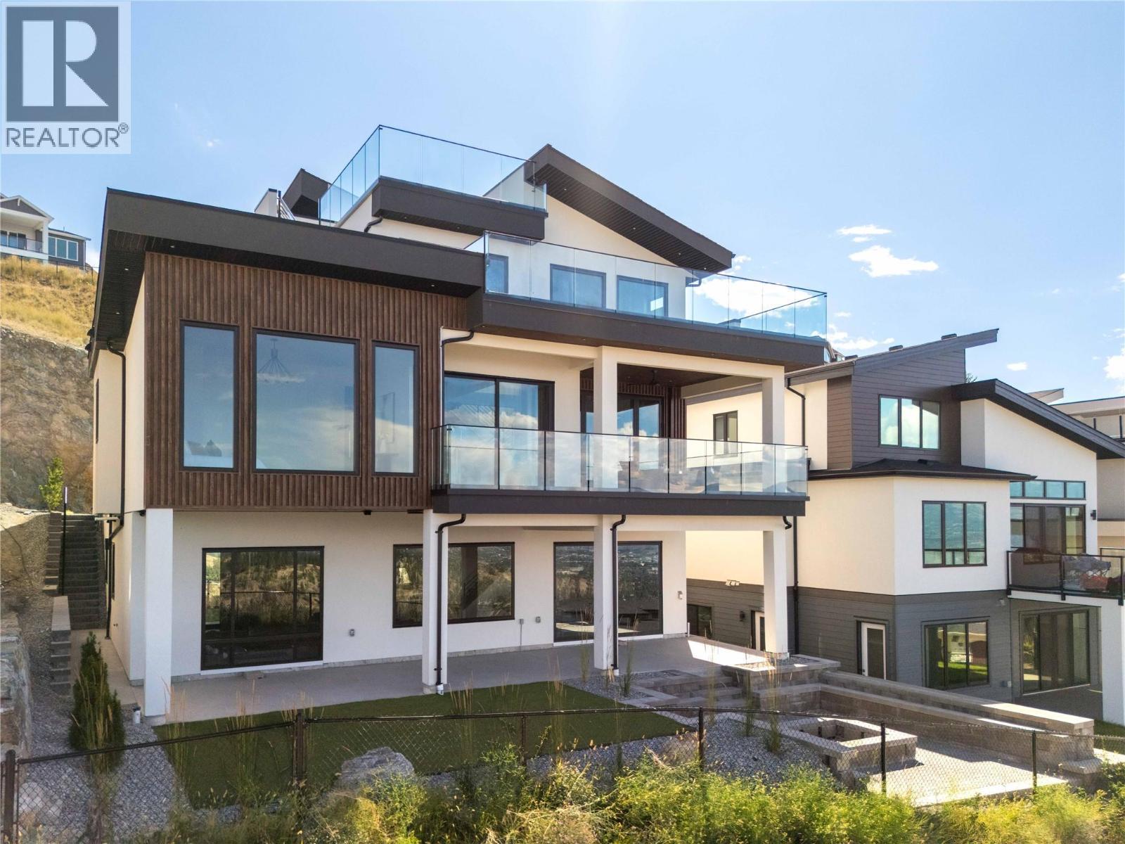 1016 Emslie Street, Kelowna, BC - Outdoor