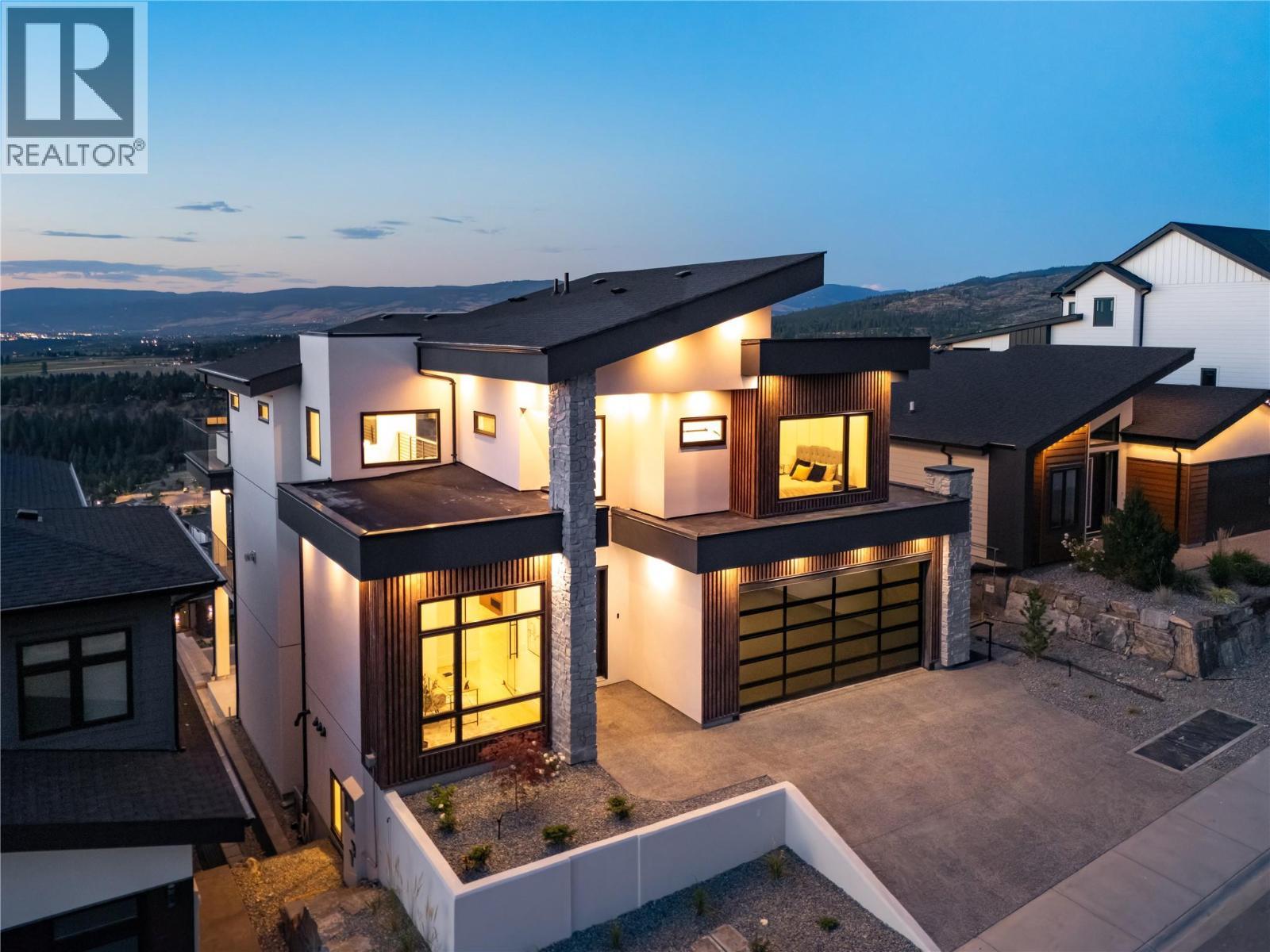 1016 Emslie Street, Kelowna, BC - Outdoor