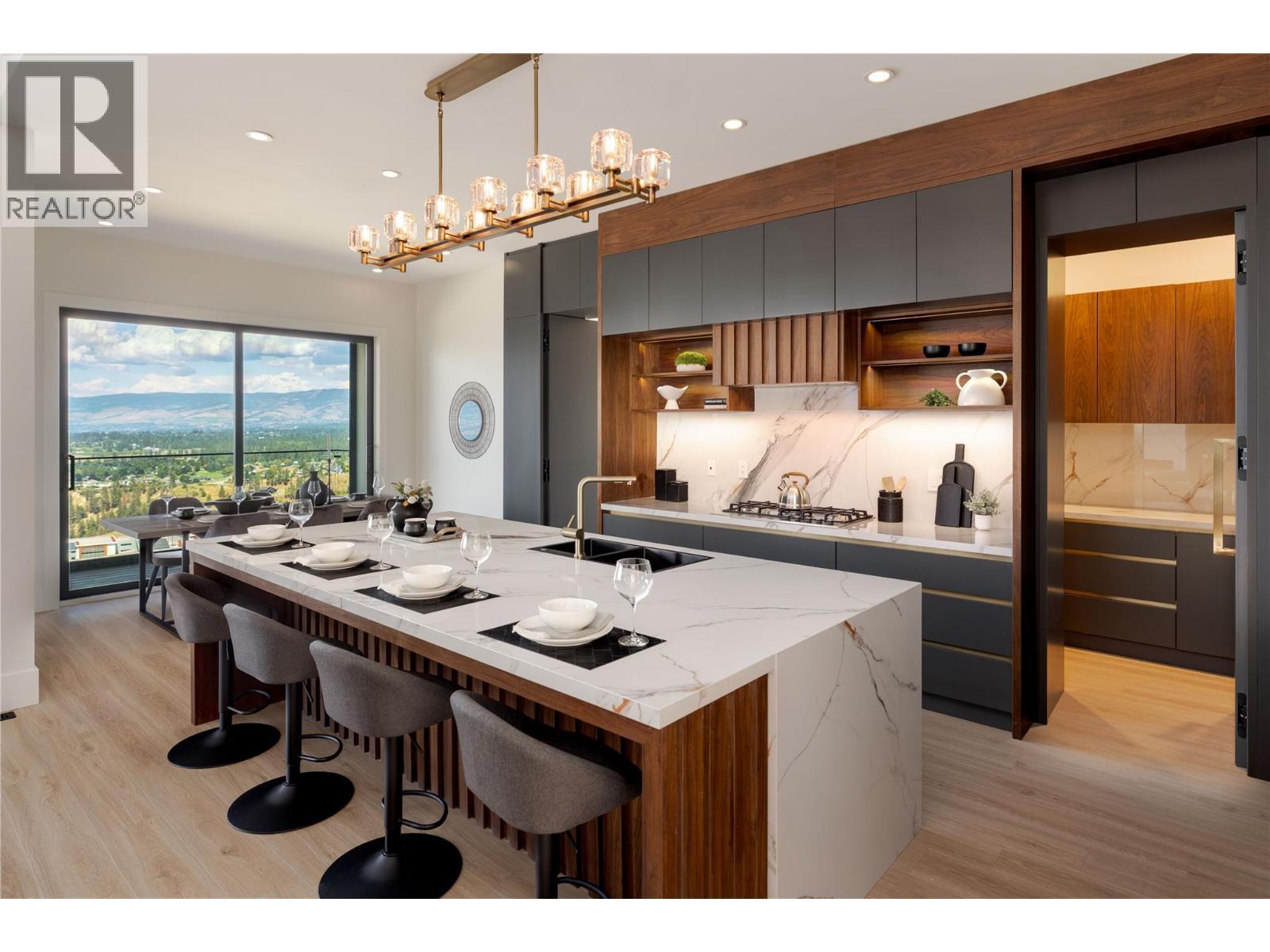 1016 Emslie Street, Kelowna, BC - Indoor Photo Showing Kitchen With Upgraded Kitchen