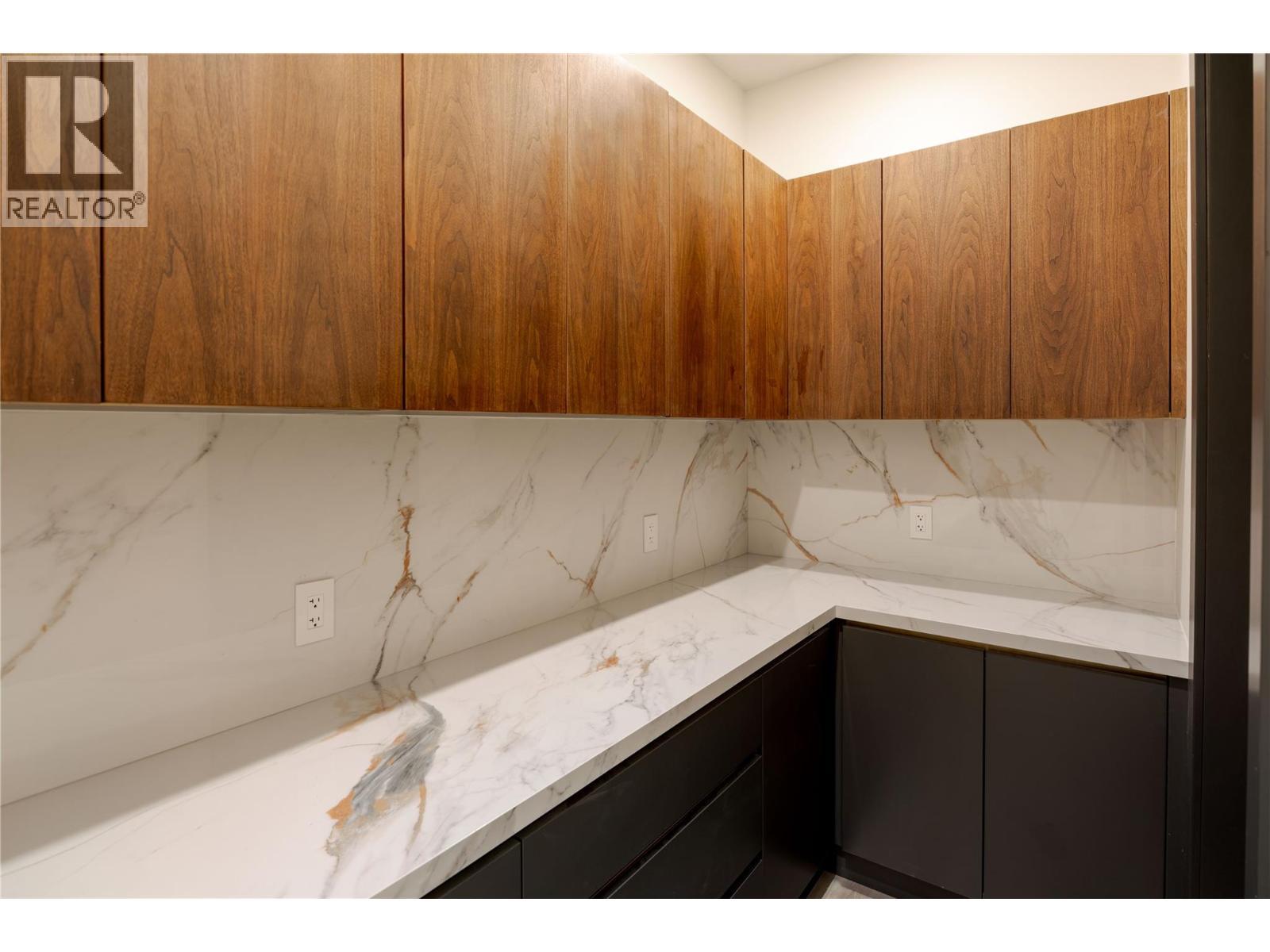 1016 Emslie Street, Kelowna, BC - Indoor Photo Showing Kitchen