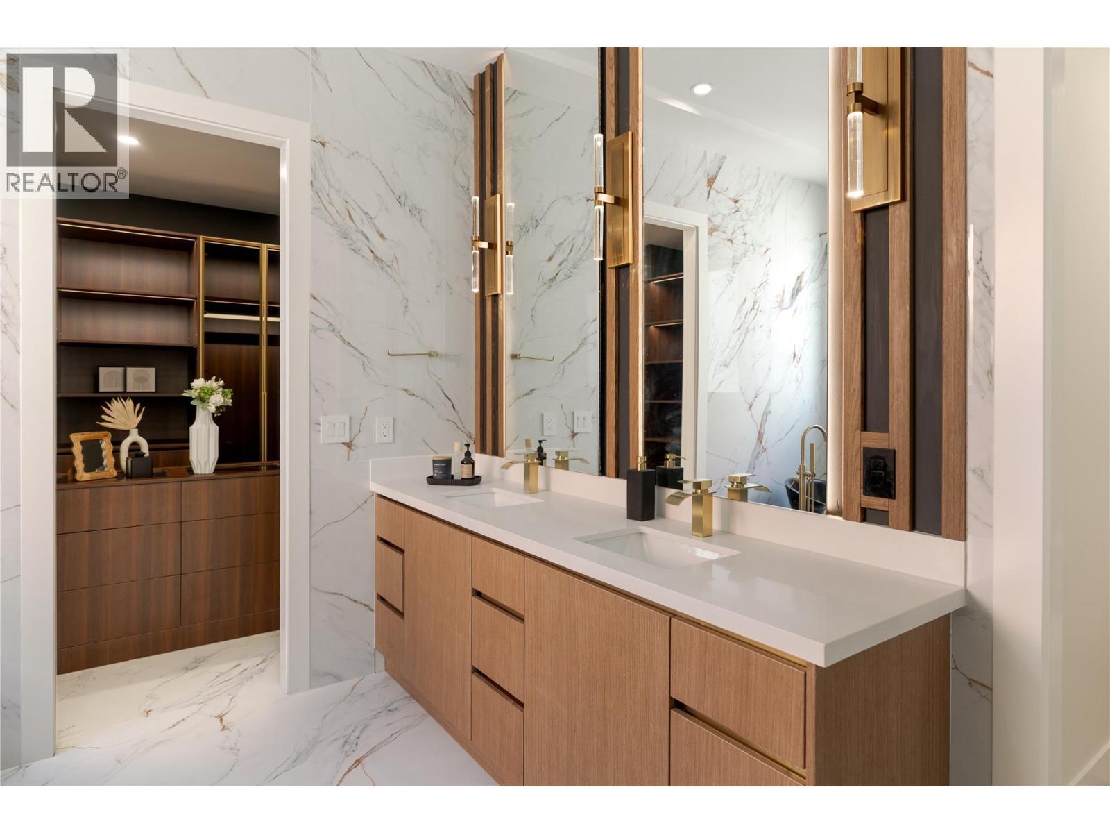 1016 Emslie Street, Kelowna, BC - Indoor Photo Showing Bathroom