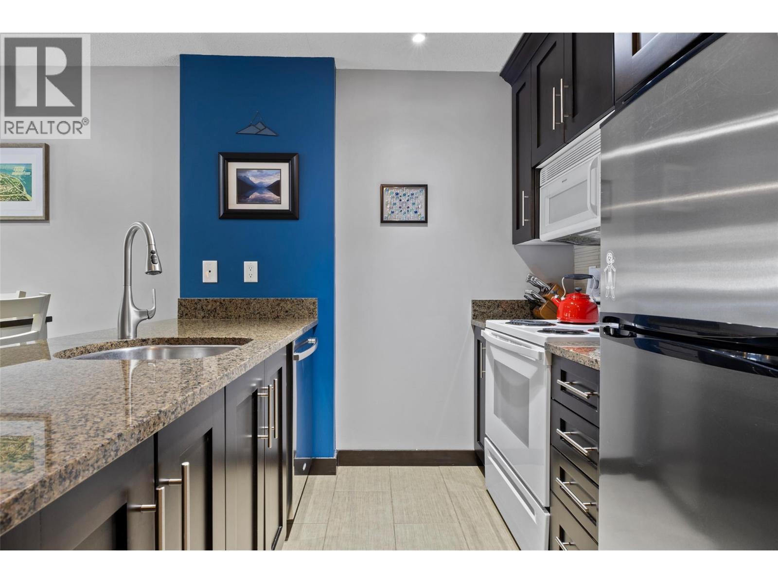 3190 Creekside Way Unit# 208, Sun Peaks, BC - Indoor Photo Showing Kitchen