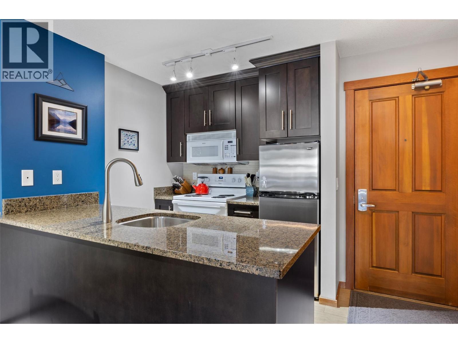 3190 Creekside Way Unit# 208, Sun Peaks, BC - Indoor Photo Showing Kitchen