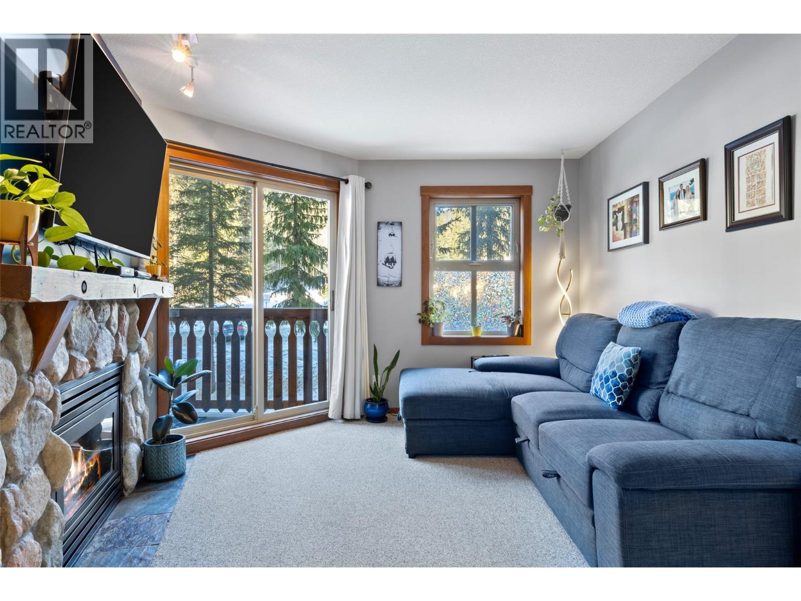 3190 Creekside Way Unit# 208, Sun Peaks, BC - Indoor Photo Showing Living Room With Fireplace