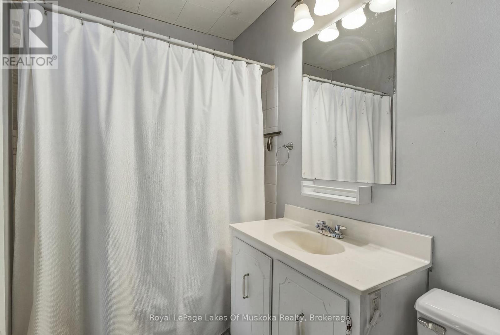 60 West Road W, Huntsville (Chaffey), ON - Indoor Photo Showing Bathroom