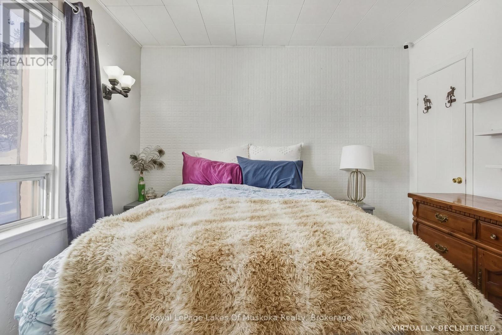 60 West Road W, Huntsville (Chaffey), ON - Indoor Photo Showing Bedroom