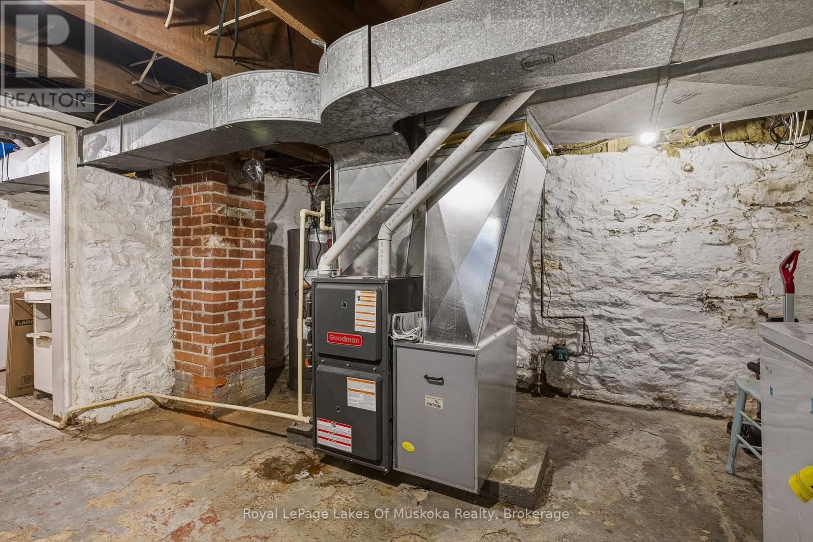 60 West Road W, Huntsville (Chaffey), ON - Indoor Photo Showing Basement