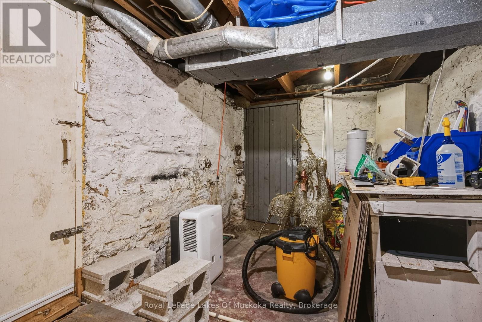 60 West Road W, Huntsville (Chaffey), ON - Indoor Photo Showing Basement