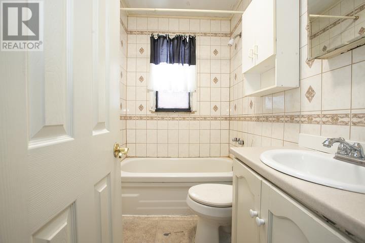 371 Elizabeth St, Sault Ste. Marie, ON - Indoor Photo Showing Bathroom