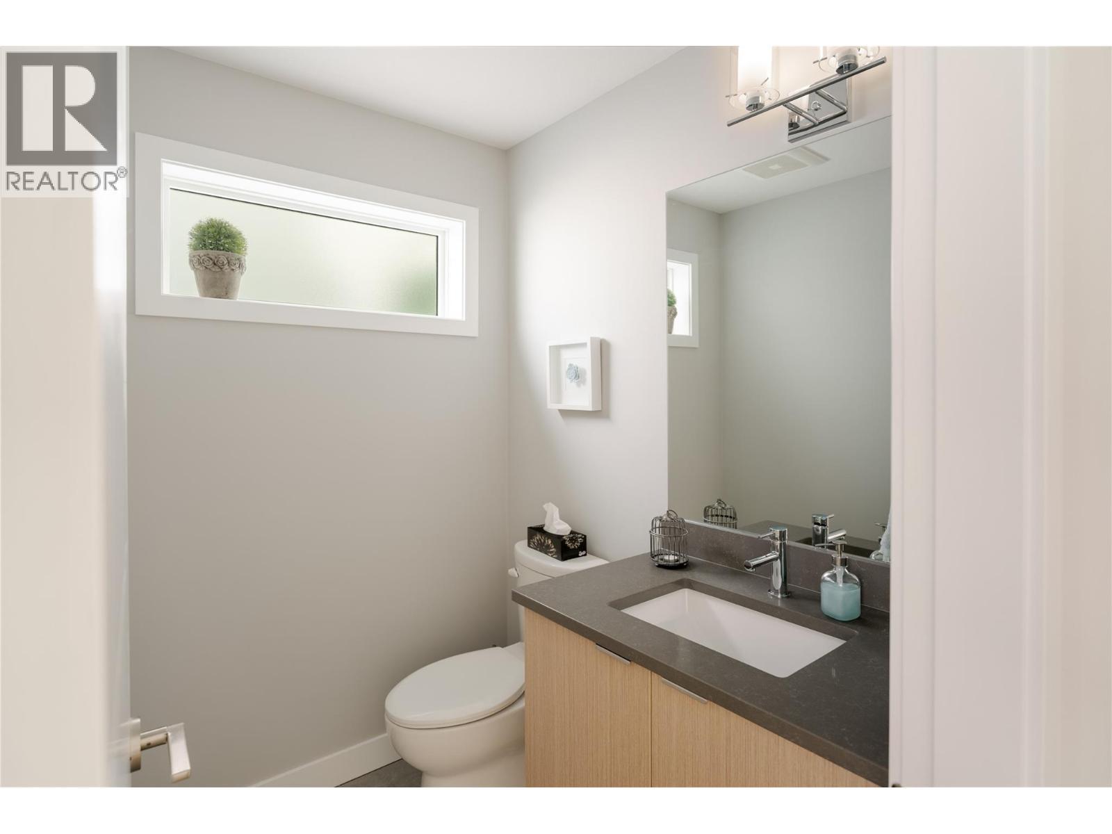 Main level powder - 3719 Woodsdale Road Unit# 17, Lake Country, BC - Indoor Photo Showing Bathroom