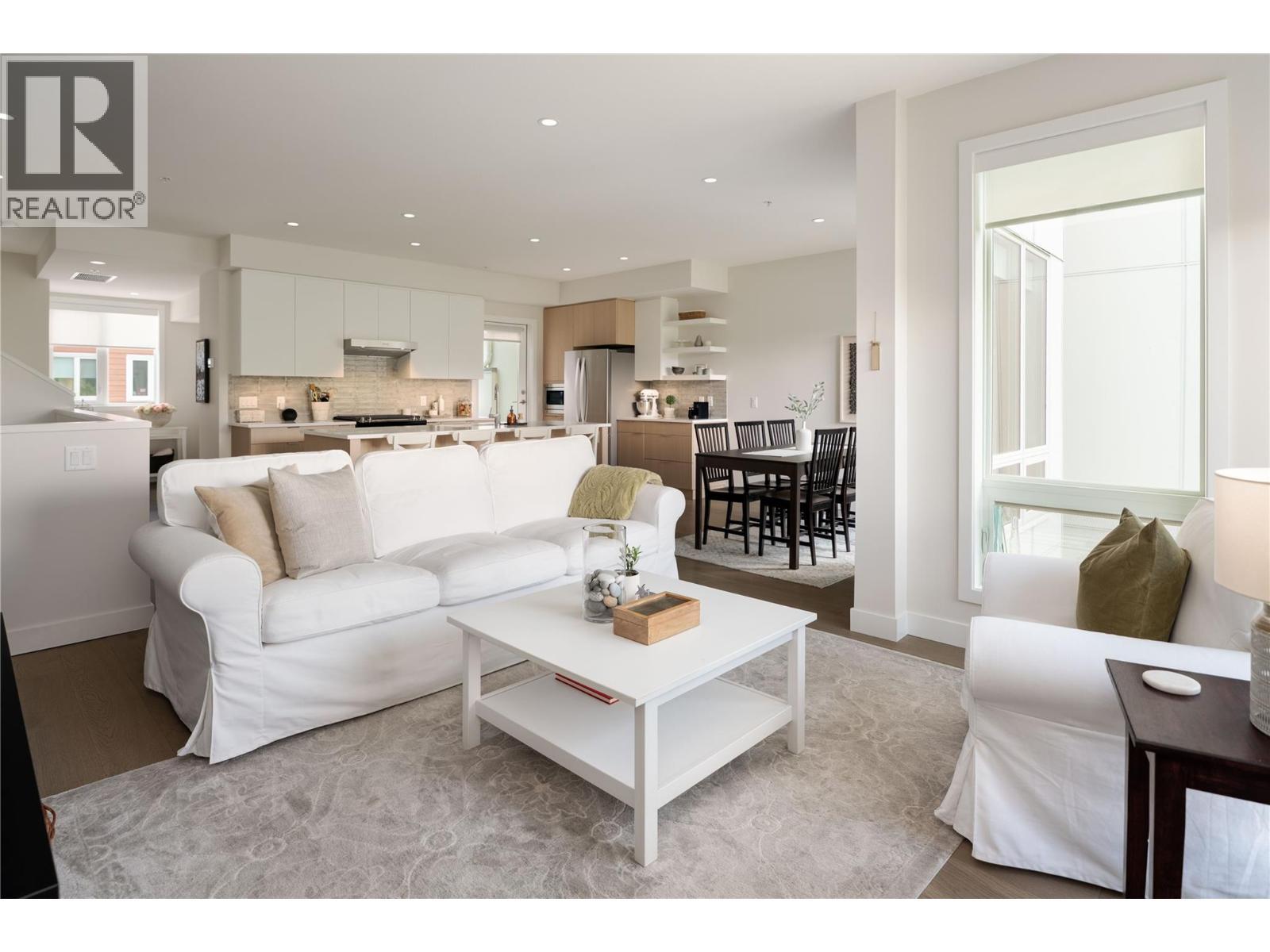 3719 Woodsdale Road Unit# 17, Lake Country, BC - Indoor Photo Showing Living Room