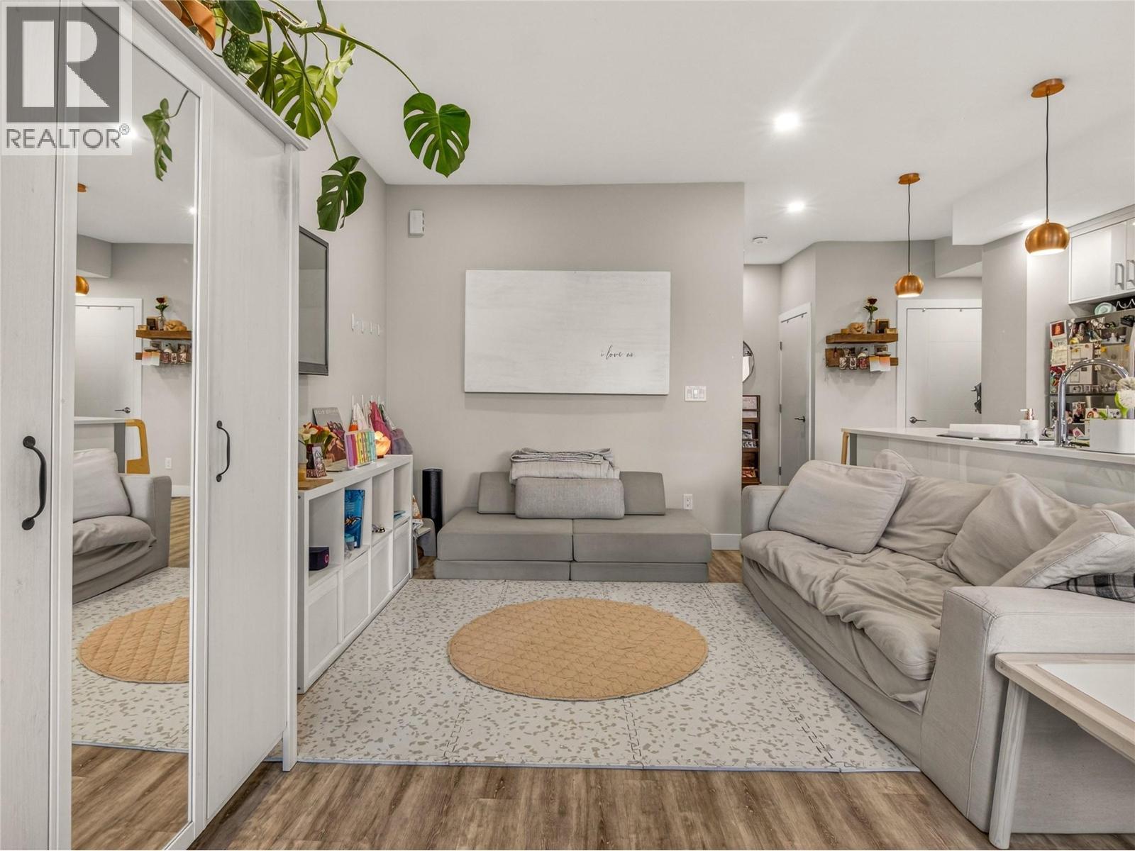 102 Cossar Avenue Unit# 103, Penticton, BC - Indoor Photo Showing Living Room