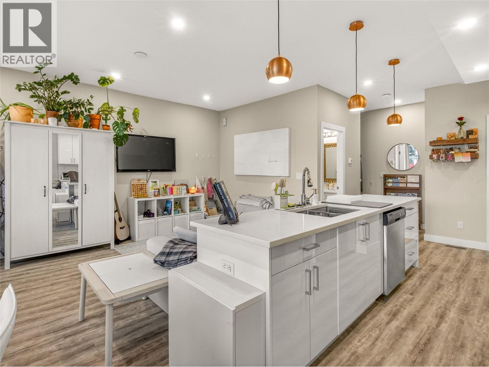 102 Cossar Avenue Unit# 103, Penticton, BC - Indoor Photo Showing Kitchen With Double Sink