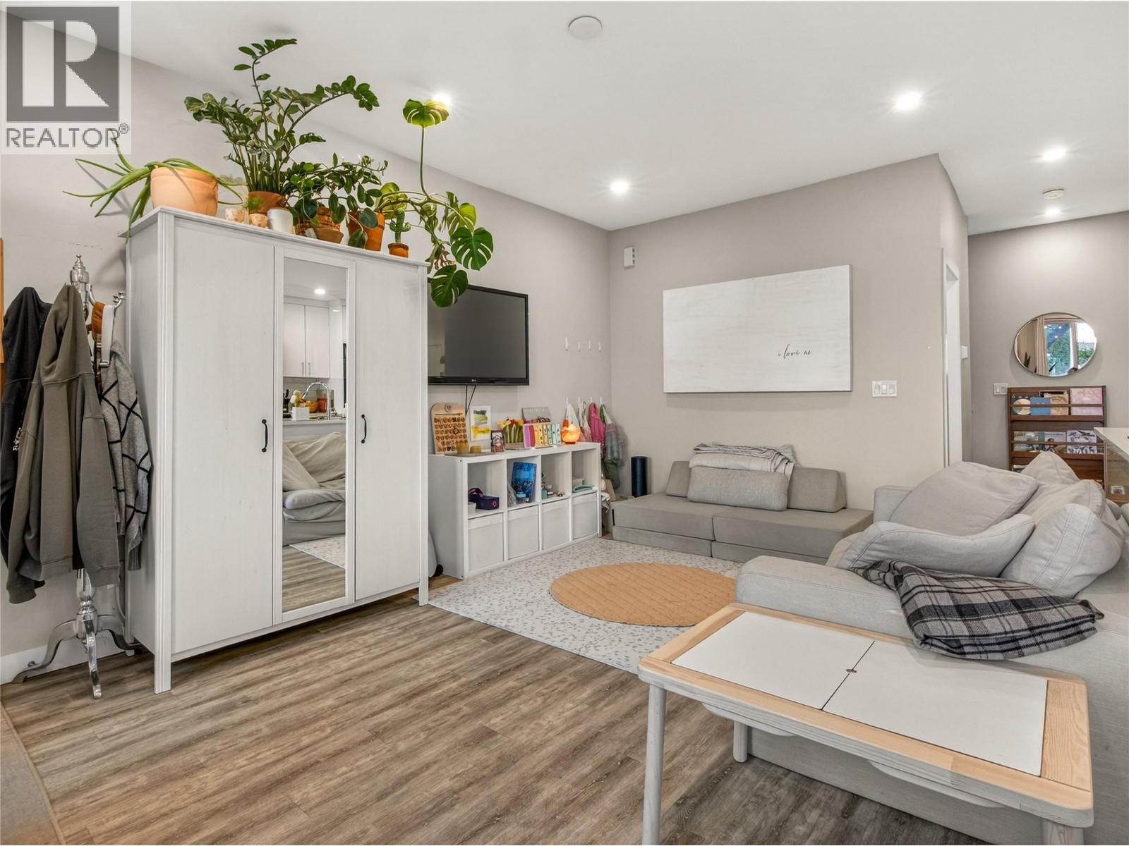 102 Cossar Avenue Unit# 103, Penticton, BC - Indoor Photo Showing Living Room