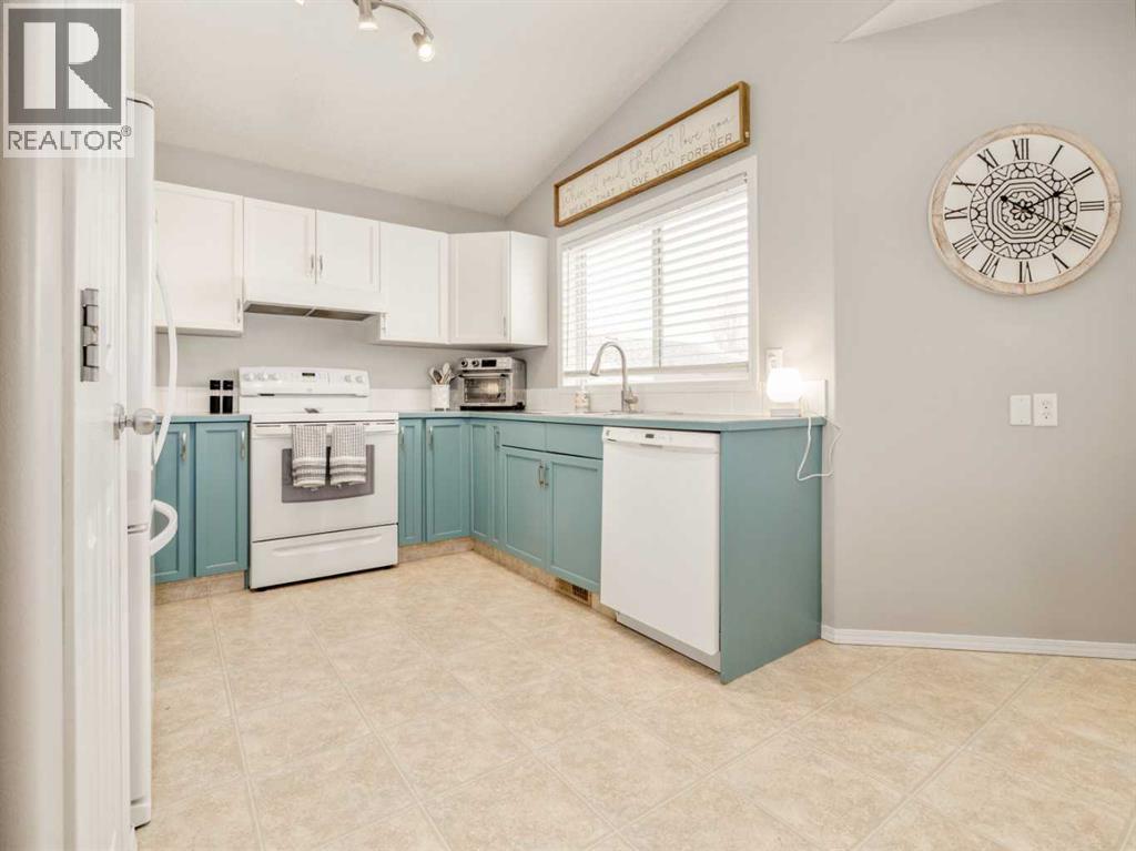 109 Peigan Court W, Lethbridge, AB - Indoor Photo Showing Kitchen