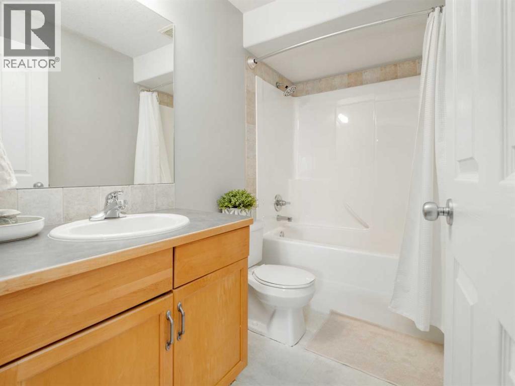 109 Peigan Court W, Lethbridge, AB - Indoor Photo Showing Bathroom