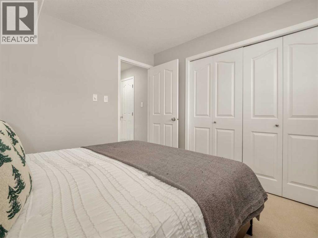 109 Peigan Court W, Lethbridge, AB - Indoor Photo Showing Bedroom
