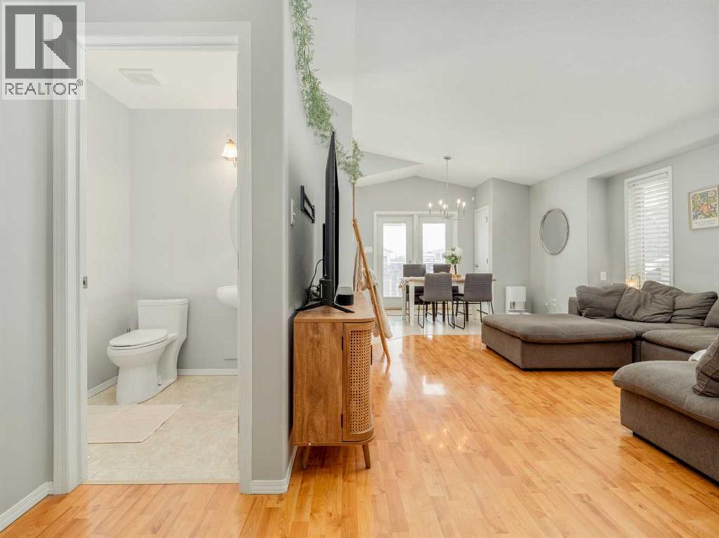 109 Peigan Court W, Lethbridge, AB - Indoor Photo Showing Living Room