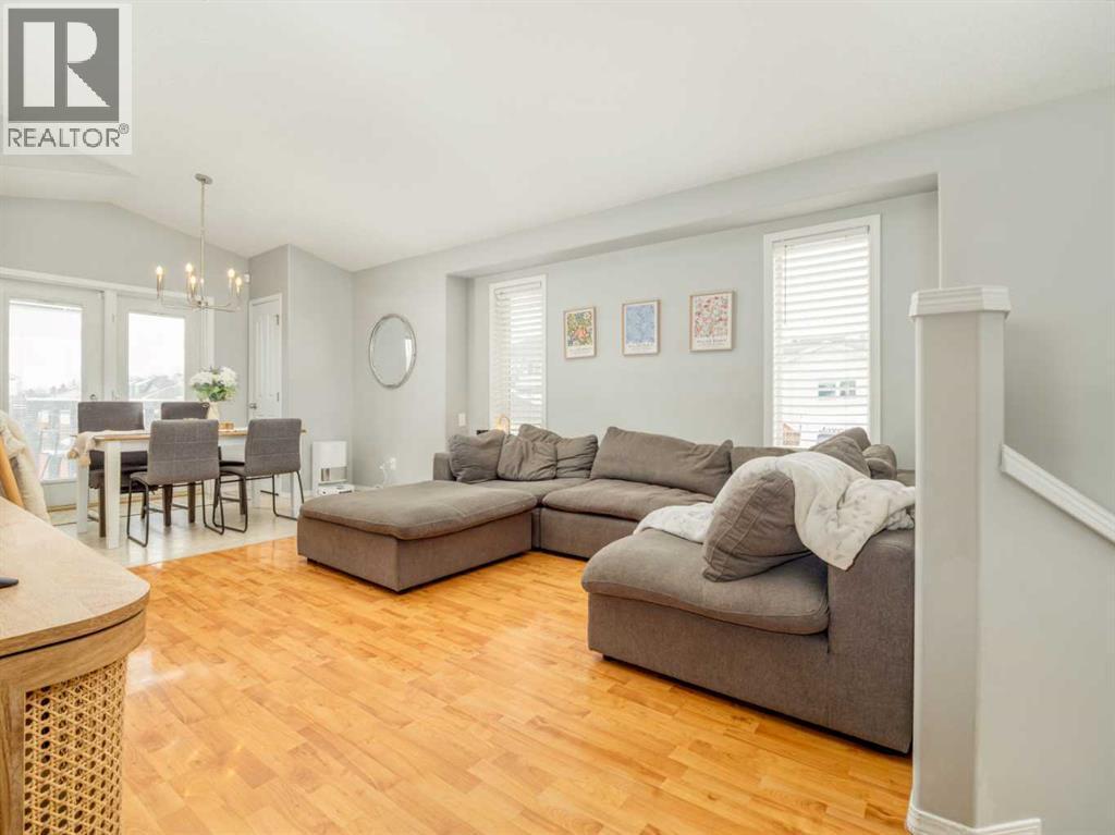 109 Peigan Court W, Lethbridge, AB - Indoor Photo Showing Living Room