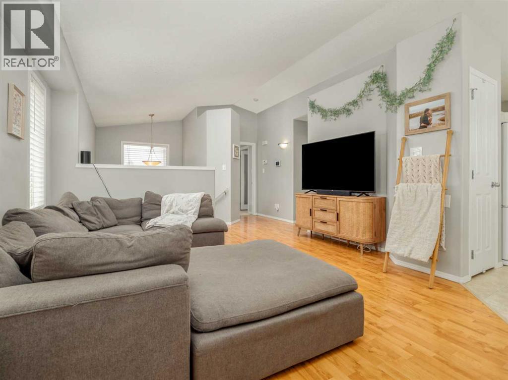 109 Peigan Court W, Lethbridge, AB - Indoor Photo Showing Living Room