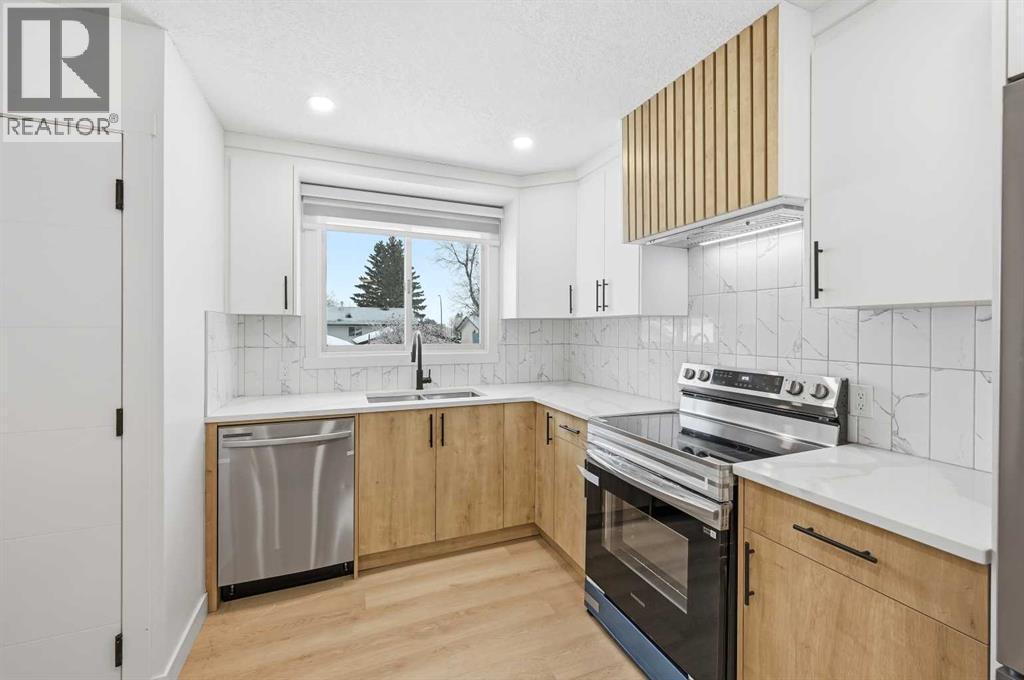 2404 51 Street Ne, Calgary, AB - Indoor Photo Showing Kitchen With Upgraded Kitchen